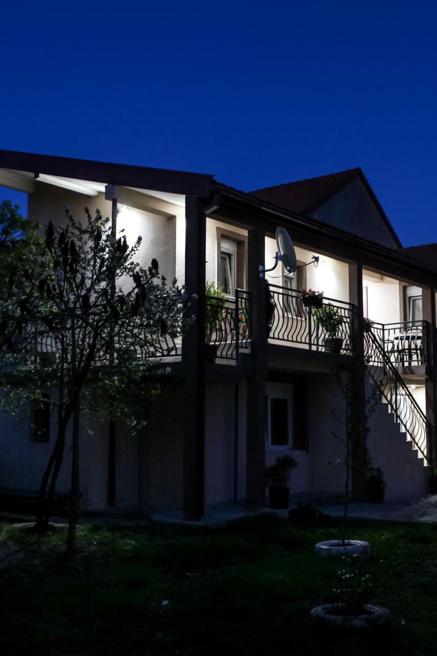 Apartman Kaca Цетине Экстерьер фото
